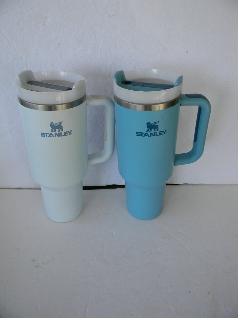 STANLEY 40 OZ HANDLE SET/LOT OF 2 TURQUOISE & WHITE TUMBLER WATER BOTTLES